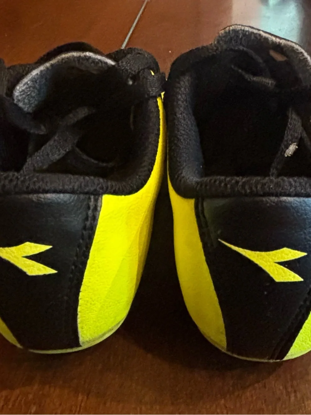 Diadora Kids Unisex Size 10 Soccer Cleats Barely Worn
